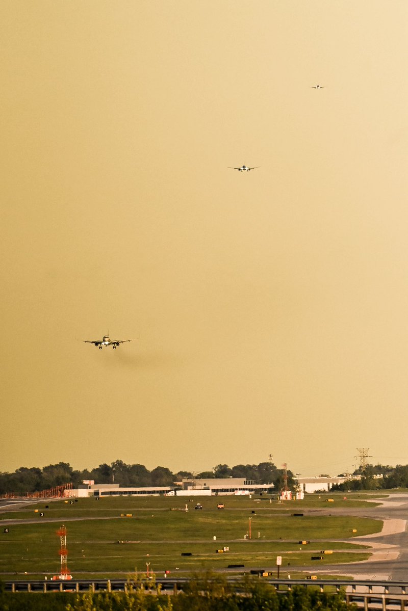Three jets on final into STL.

Three eras in one frame. American from Charlotte, echoing our TWA past. Southwest from KC, the backbone of today. And then British Airways 221 from London… reconnecting St. Louis to United Kingdom.

♥️ @FlySTL