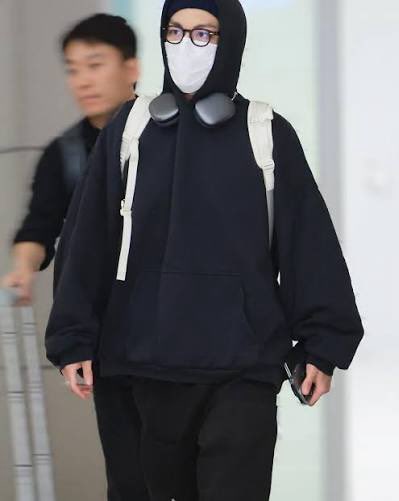 GUYS MY COUSIN WHO WORKS IN LAX FUCKING SAW T.O.P IN THE AIRPORT AND SHE ASKED HIM IF HE WILL ATTEND COACHELLA, T.O.P REPLIED "YES". NO WORDS CAN DESCRIBE HOW MUCH I AM LYING RN-