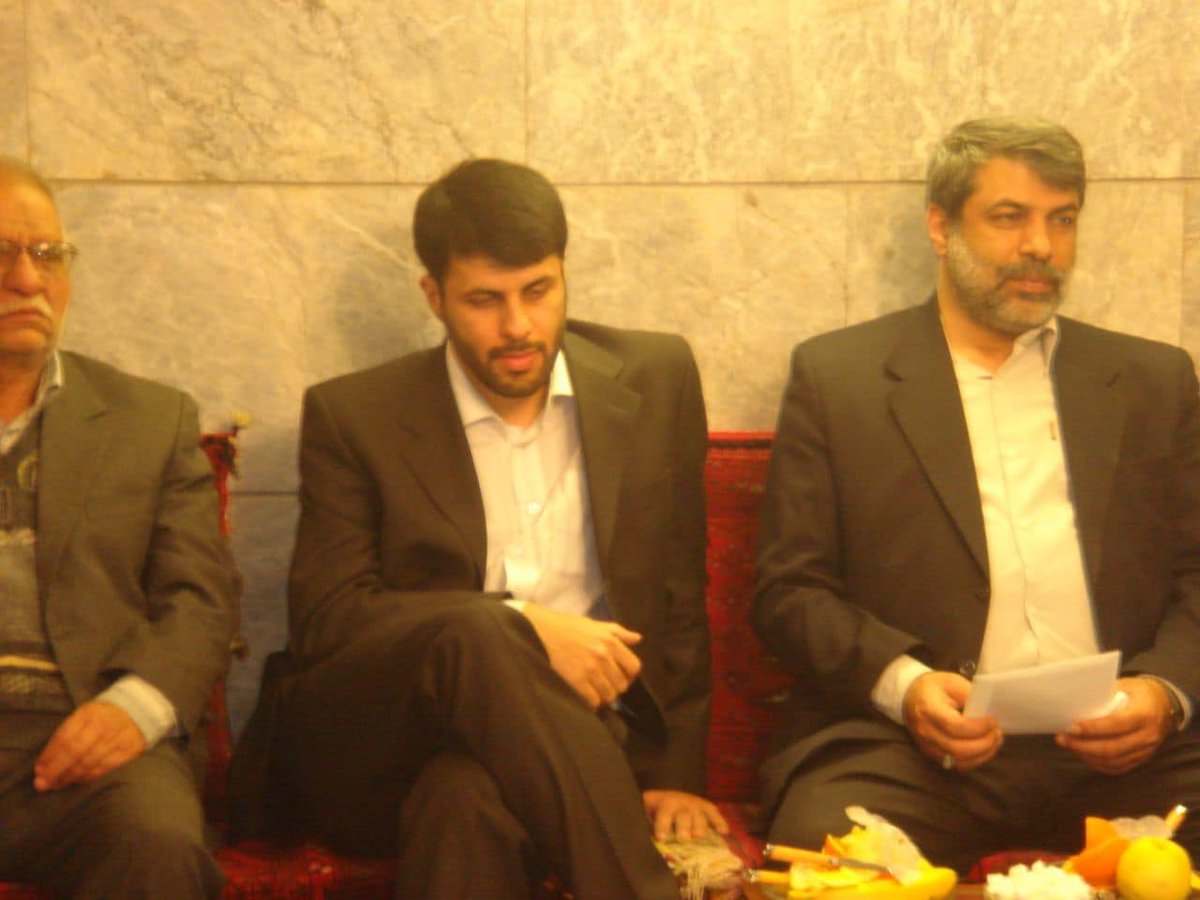 Goftaniha's tweet photo. گزارش ویژه: نفوذ در قلب انرژی آلمان؛ «پروژه پنهان» خانواده ظهوریان  

خواهرِ «سپاهیِ مجلس‌نشین» در قلب انرژی آلمان چه می‌کند؟ 
 نفوذ خانوادگی ظهوریان در انرژی آلمان

 در حالی که دولت آلمان و اتحادیه اروپا فشارهای بی‌سابقه‌ای را بر بازوهای اقتصادی و نظامی جمهوری اسلامی (از جمله سپاه پاسداران) وارد می‌کنند، حضور مهره‌هایی با وابستگی‌های عمیق خانوادگی و مالی به بدنه سخت قدرت در ایران، در لایه‌های مدیریتی شرکت‌های استراتژیکی همچون EnBW، علامت سؤال‌های بزرگی را ایجاد کرده است. پرونده «ریحانه ظهوریان» فراتر از یک قرابت فامیلی ساده، حکایت از یک شبکه سازمان‌یافته پنهان‌کاری و تضاد منافع امنیتی دارد.
۱. تبارشناسی قدرت: از سپاه تا پارلماناسناد نشان می‌دهد که ریحانه ظهوریان برخلاف ادعاهایش مبنی بر دوری از فضای سیاسی ایران، در مرکز یک خانواده کاملاً حکومتی قرار دارد:
برادر (میثم ظهوریان): نماینده فعلی مجلس شورای اسلامی که اخیراً با پوشیدن لباس رسمی سپاه در صحن مجلس، وفاداری مطلق خود را به این نهاد تروریستی (از نظر پارلمان اروپا) نشان داد.
پدر (علی‌اصغر ظهوریان): از اعضای باسابقه سپاه پاسداران که سوابق وی در شبکه‌های اجتماعی نیز ردپای ایدئولوژیک پررنگی دارد.

۲. ردپای مالی؛ دروغی که در روزنامه رسمی فاش شدبزرگترین نقطه ضعف ادعاهای خانم ظهوریان به بخش مالی بازمی‌گردد. او مدعی شده که روابط اقتصادی خود را با ایران قطع کرده است، اما اسناد ثبتی نشان می‌دهد:
در اکتبر ۲۰۲۴ (مهر ۱۴۰۳)، نام وی در لیست افزایش سرمایه «شرکت طوس» در ایران مشاهده می‌شود.
او نه تنها یک سهامدار، بلکه شریک مستقیم اقتصادی برادرش (نماینده مجلس) است. این یعنی بخشی از درآمد و ثروت یک مدیر ارشد در صنعت انرژی آلمان، مستقیماً با چرخه اقتصادی وابسته به نظام در ایران گره خورده است.
۳. فریب امنیتی؛ داستان سفر ایتالیا (می ۲۰۲۵)طبق گزارش‌های واصله، ریحانه ظهوریان در بازجویی‌های امنیتی (Security Clearance) مدعی شده که با خانواده‌اش ارتباطی ندارد. اما مدارک میدانی و تصاویر به دست آمده از سفر خانوادگی به ایتالیا در می ۲۰۲۵، خط بطلانی بر این ادعا می‌کشد. این سفر نشان‌دهنده یک رابطه سازمان‌یافته و صمیمی است که به طور آگاهانه از نهادهای امنیتی آلمان (BfV) پنهان شده است.

۴. عملیات فریب در فضای مجازی (Digital Clean-up)پس از انتشار گزارش اولیه مجله Focus در فوریه ۲۰۲۶، ریحانه ظهوریان اقدام به تغییر هویت دیجیتال خود کرد. او نام خود را در لینکدین از Reyhaneh به Reihaneh تغییر داد. این یک تکنیک شناخته شده برای:
اختلال در الگوریتم‌های جستجو.
جلوگیری از لینک شدن نام او به گزارش‌های افشاگرانه و سوابق خانوادگی‌اش.

نتیجه‌گیری و خطر امنیتی شرکت EnBW مسئول تأمین برق و گاز میلیون‌ها شهروند آلمانی است. حضور فردی که: ۱. به اطلاعات حساس پروژه‌های انرژی دسترسی دارد. ۲. شریک تجاری یک نماینده تندروی مجلس ایران است. ۳. به نهادهای امنیتی آلمان در مورد روابط خانوادگی‌اش دروغ گفته است.یک «ریسک امنیتی سطح بالا» محسوب می‌شود. این پرونده آزمونی بزرگ برای نهادهای نظارتی آلمان است که آیا تخصص فنی یک فرد را بر امنیت ملی و نفوذ احتمالی ترجیح می‌دهند یا خیر؟
اسناد و تصاویر را اینجا ببینید 
 https://t.co/90lnqN3qVb