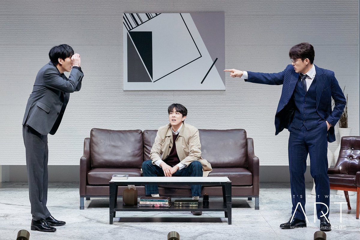 2026. 04. 20
더블케이엔터테이먼트 SNS
-

[#연극_아트] 공연 사진 공개◻️

세르주 #최재웅
마크 #김재범
이반 #박정복

-
2026.03.31-06.14
예스24스테이지 1관

#연극 #아트 #더블케이엔터테인먼트