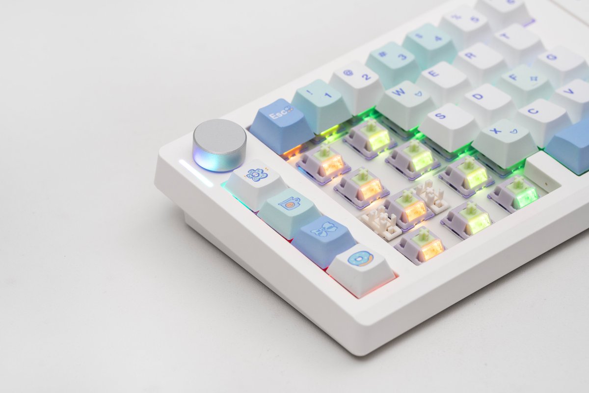 EpomakerK's tweet photo. Is it the split design?
People are obsessed with the Split70, and honestly, We get the hype.
Link waits! feel the difference!
https://t.co/iLX3nc1jKh
#Epomaker #Split70 #KeyboardGoals #MechanicalKeyboard #SoundControl #DeskSetup https://t.co/Q4e2s9p3E6