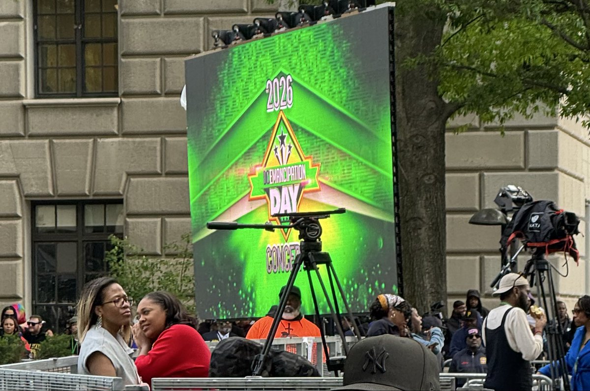 IExIsha's tweet photo. @MayorBowser Missed getting a DC flag, but I got a glow in the dark bracelet so folk could find me. I also saw performers, Mýa, Tye Tribbett, and ATL’s own, T.I. Thank you Mayor Bowser for #EmancipationDay celebrations! https://t.co/wjLIVO0avV