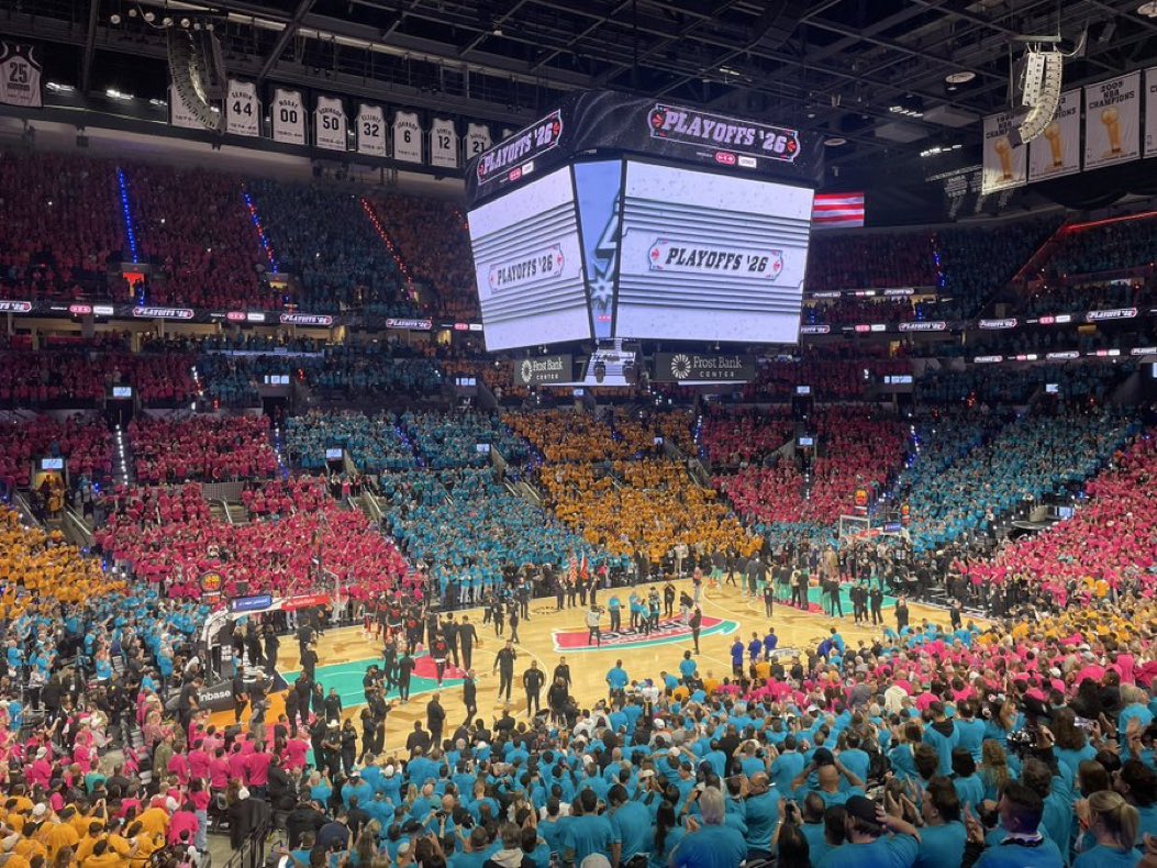 imjefe's tweet photo. Why does it look like San Antonio (left) declared war on Oklahoma City (right) for the soul of basketball? #Spurs #Thunder https://t.co/AQW1JpZ567