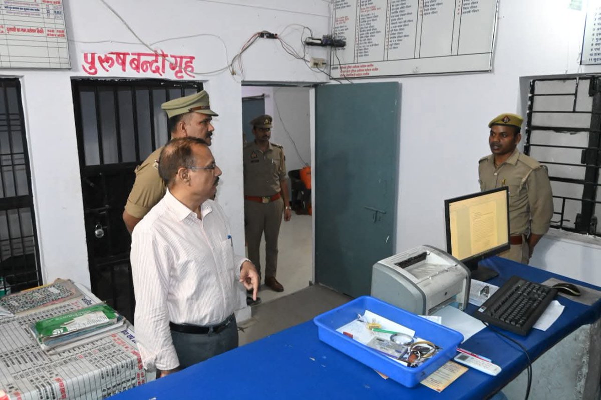 PankajG5029679's tweet image. जालौन: एसपी ने कोतवाली का आकस्मिक निरीक्षण किया, अभिलेखों की जांच कर लंबित विवेचनाओं के शीघ्र निस्तारण व साफ-सफाई समेत कई निर्देश दिए।

#Jalaun #UPPolice #Inspection #LawAndOrder #MissionShakti