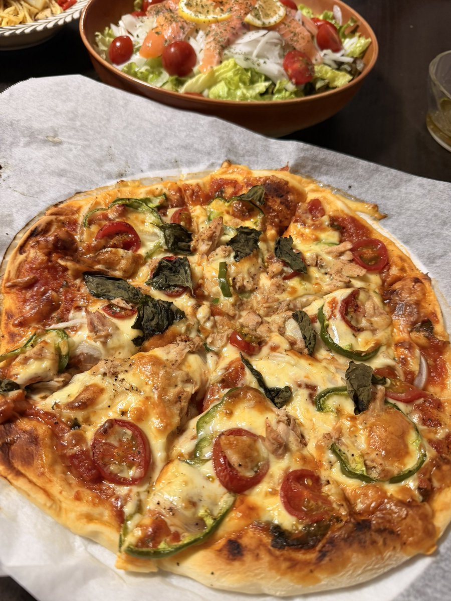kyooooo666's tweet photo. 週末は家族揃ったので、頑張ってピザ作った🍕

塩を使わないピザ生地！
トマトソースもスパイス系を利用して
塩は全く入れない！

塩分といえばチーズだけ。

普通にうまかったよ✌️ https://t.co/Nu6RRs7fW6
