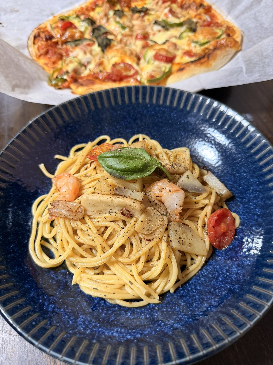 kyooooo666's tweet photo. 週末は家族揃ったので、頑張ってピザ作った🍕

塩を使わないピザ生地！
トマトソースもスパイス系を利用して
塩は全く入れない！

塩分といえばチーズだけ。

普通にうまかったよ✌️ https://t.co/Nu6RRs7fW6
