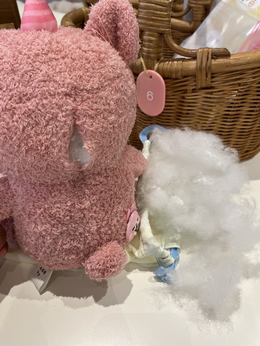 buluno2929's tweet photo. いっぱい綿つめた。思ってるよりかなり入る。
#ゆるっとテディベアミュージアム https://t.co/j9HsPwoCe8