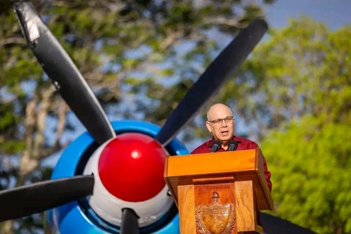 Hoy se camina confiado
Por los surcos de la historia,
Donde pelearon los héroes
Para alcanzar la victoria.

Canto y llanto de la tierra,
Canto y llanto de la gloria,
Y entre canto y llanto de la guerra,
Nuestra primera victoria.

#GirónEsHoy 🇨🇺