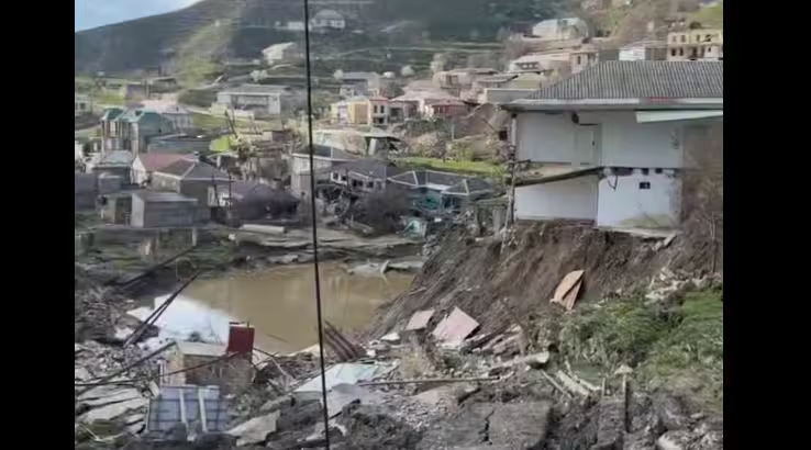 CaucasianKnotEn's tweet image. A landslide destroyed 28 homes in the Dakhadayevsky District. The village of Urkarakh suffered the most damage, with 25 houses destroyed. About a hundred more houses are in the risk zone. 

#emergency #Dagestan #news #Caucasus 

More: eng.kavkaz-uzel.eu/articles/74566