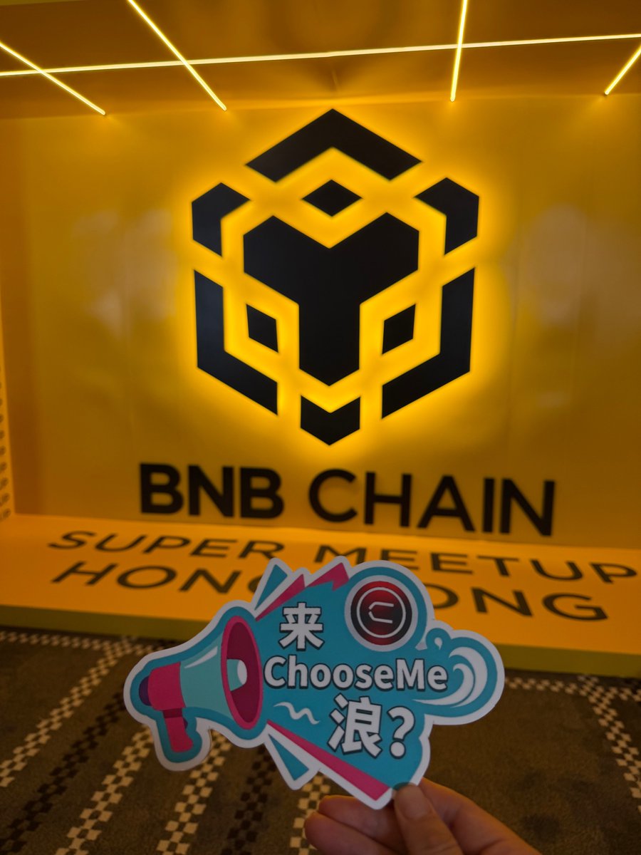 ChooseMe_Global's tweet image. Who's the cheeky pioneer this time? 

While we're all serious on official Twitter 😏, we can't stop the community from having fun at #HongKongWeb3Fest. 

With slogans like these, it feels like even #BNBChain and #DeBox booths are being "waved" by this energy.

Since you put it