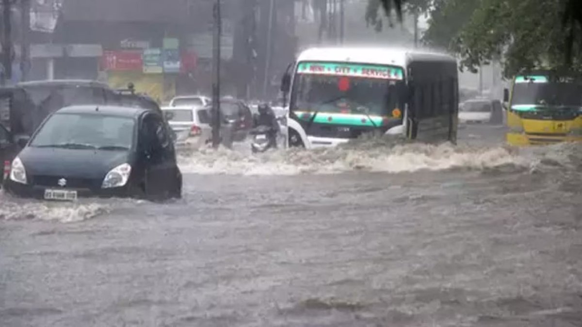 DNHindi's tweet image. असम के गुवाहाटी में भारी बारिश के चलते स्कूल और कॉलेज एहतियातन बंद कर दिए गए हैं, प्रशासन ने लोगों से सतर्क रहने, अनावश्यक यात्रा से बचने और सुरक्षित स्थानों पर रहने की अपील की है, जबकि कई इलाकों में जलभराव और यातायात प्रभावित हुआ है।

#Assam #Guwahati #HeavyRain #FloodAlert