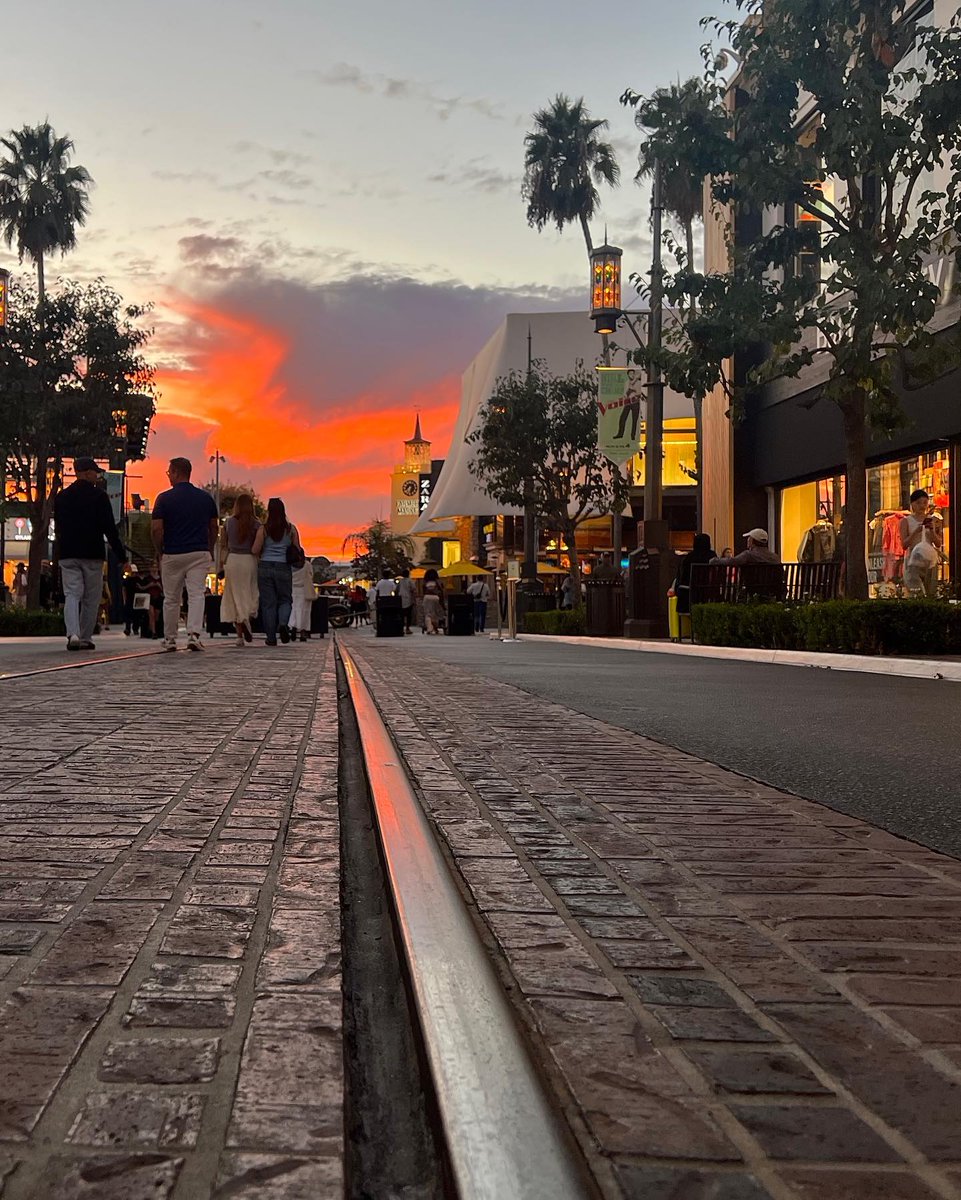 Sarah880810's tweet image. Work phone: OFF. Mindset: Reset. There’s something about the LA sky that just puts everything back into perspective. Happy Saturday, everyone🌅🥂  #Share #Life Moments