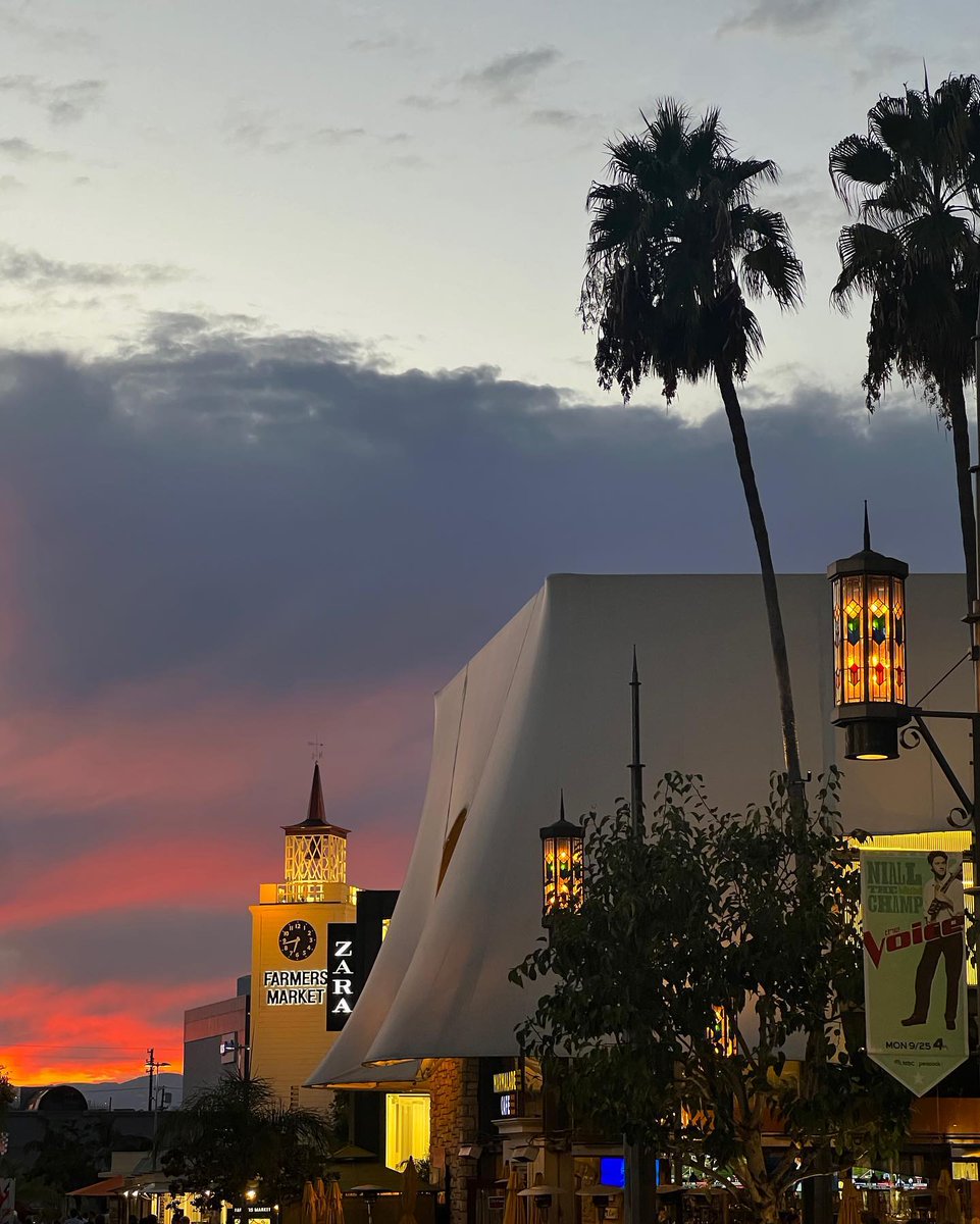 Sarah880810's tweet image. Work phone: OFF. Mindset: Reset. There’s something about the LA sky that just puts everything back into perspective. Happy Saturday, everyone🌅🥂  #Share #Life Moments