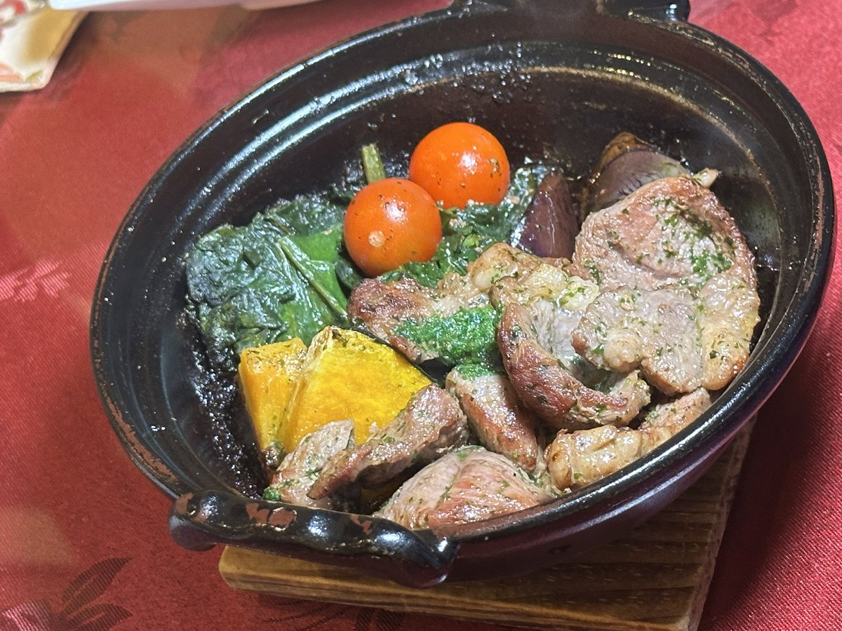 pericafe's tweet photo. おはようございます☀️  
昨日はいちごビュッフェ大盛況、ありがとうございました！  
ご好評につき、本日もいちごデザートを少しだけご用意しております🍓
たけのこもあります🎋

🍝本日のおすすめ🍝  
🐟春のさかなてぇしょく  
〜白エビ・イワシお刺身・イワシ塩焼き・ホタルイカ酢味噌・白えびかきあげ〜  
旬の旨みをぎゅっと詰め込んだ一皿🌸

🐑春のジンギスカンてぇしょく  
🎋春の天ぷらてぇしょく
🍱ハモの蒲焼きてぇしょく  
🌮野菜たっぷりハラペーニョタコライス  
🌸具だくさん粕汁てぇしょく（ホタルイカ酢味噌添え）  
🍝ホタルイカのペペロンチーノ  
🍛ふわとろオムレツのせハヤシライス  
🧄葉にんにくとキノコの中華炒めてぇしょく  
🍣春のサーモンはらすといくらのごはん御膳  
🍗ジャンバラヤメキシカンピラフ＆フライドチキン  

🍰デザート🍨  
🍓いちごのショートケーキ  
🍮自家製プリンアラモード  
🌸あまおう春色ロールケーキ  

本日も対戦よろしくお願いします⊂二二二（　＾ω＾）二⊃ﾌﾞｰﾝ