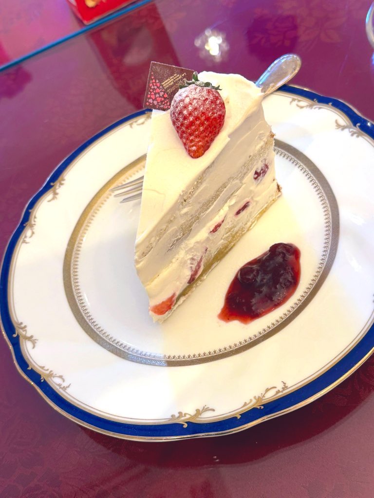 pericafe's tweet photo. おはようございます☀️  
昨日はいちごビュッフェ大盛況、ありがとうございました！  
ご好評につき、本日もいちごデザートを少しだけご用意しております🍓
たけのこもあります🎋

🍝本日のおすすめ🍝  
🐟春のさかなてぇしょく  
〜白エビ・イワシお刺身・イワシ塩焼き・ホタルイカ酢味噌・白えびかきあげ〜  
旬の旨みをぎゅっと詰め込んだ一皿🌸

🐑春のジンギスカンてぇしょく  
🎋春の天ぷらてぇしょく
🍱ハモの蒲焼きてぇしょく  
🌮野菜たっぷりハラペーニョタコライス  
🌸具だくさん粕汁てぇしょく（ホタルイカ酢味噌添え）  
🍝ホタルイカのペペロンチーノ  
🍛ふわとろオムレツのせハヤシライス  
🧄葉にんにくとキノコの中華炒めてぇしょく  
🍣春のサーモンはらすといくらのごはん御膳  
🍗ジャンバラヤメキシカンピラフ＆フライドチキン  

🍰デザート🍨  
🍓いちごのショートケーキ  
🍮自家製プリンアラモード  
🌸あまおう春色ロールケーキ  

本日も対戦よろしくお願いします⊂二二二（　＾ω＾）二⊃ﾌﾞｰﾝ