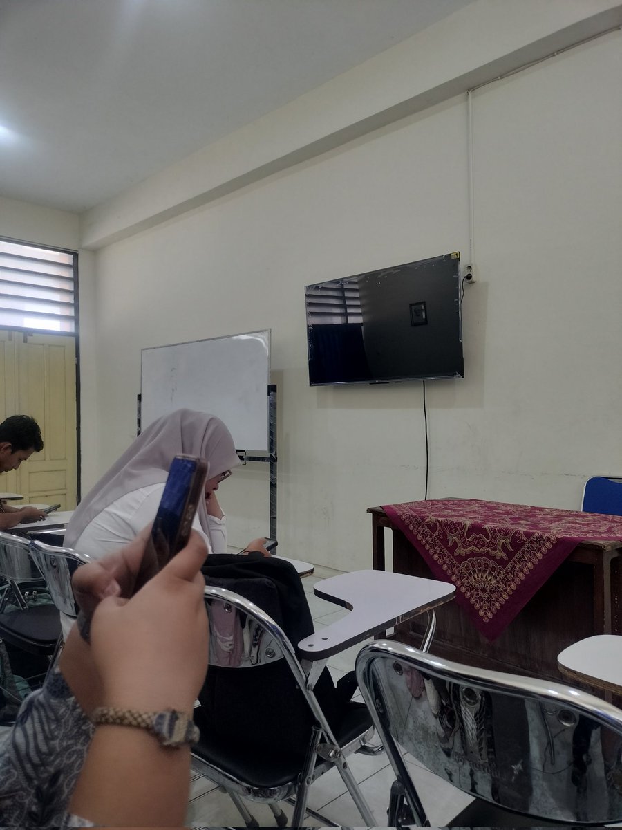 Day 1 jadi propesyonel cosplayer after event #Comipara6..
(18.00 masi normal, 19.22-23.30 stream nightride+kayang:D, 05.26 balik Solo, 09.00 kulyeah di negara Sukoharjo) 

Darderdor DHUARRR, KOCAQ LUWHQ Nabil🧍🏻💢