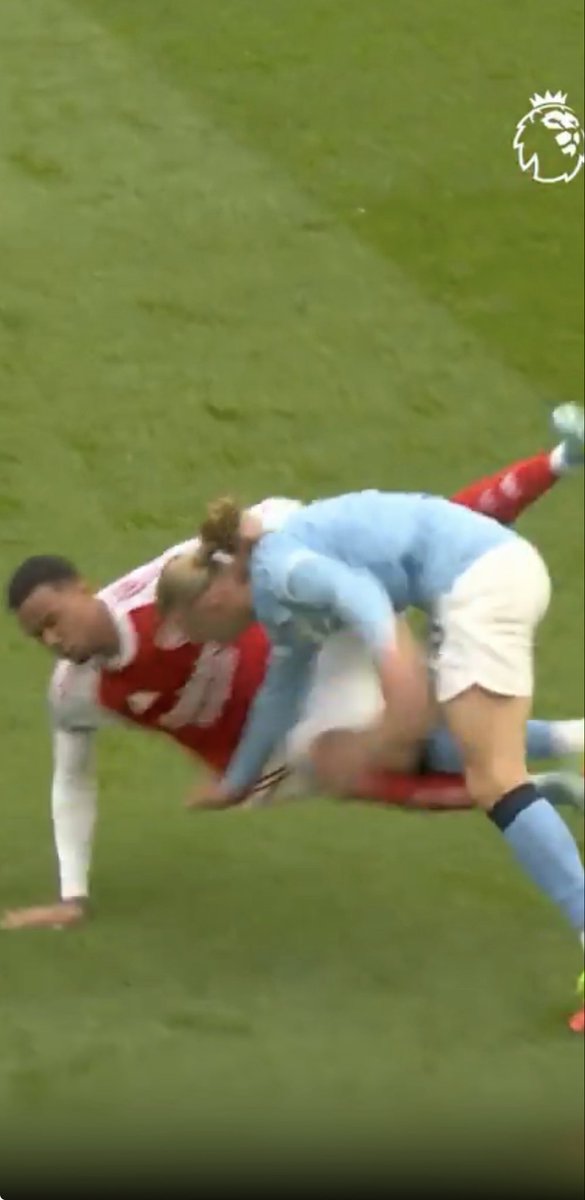 EasyIRL's tweet photo. @FergieStandards @FA_PGMOL You mean he can pull hair and not get red card oh wait it’s arsenal a small club https://t.co/3yTDjInQ4v