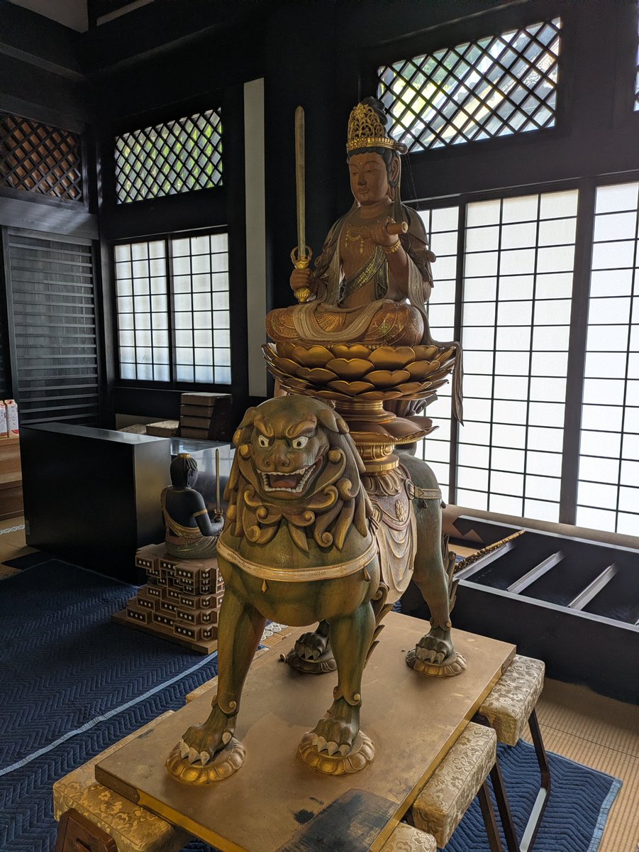 昨日お伝えしたとおり、本堂須弥壇金箔荘厳の作業が始まりました