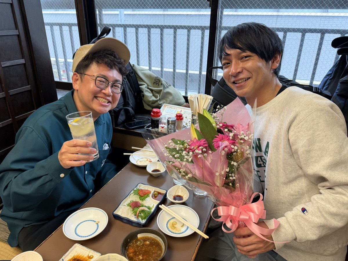 入籍しました！保証人はずっと前からお願いしていた先輩方。記念すべき「今日ペン忘れました」に「なんでこんな日にペン忘れんだよ」と普通に怒ってきたかねきよさん、お花まで用意してくれていた橋本さんありがとうございます！みなさん、これからもよろしくお願いいたします！頑張ります！