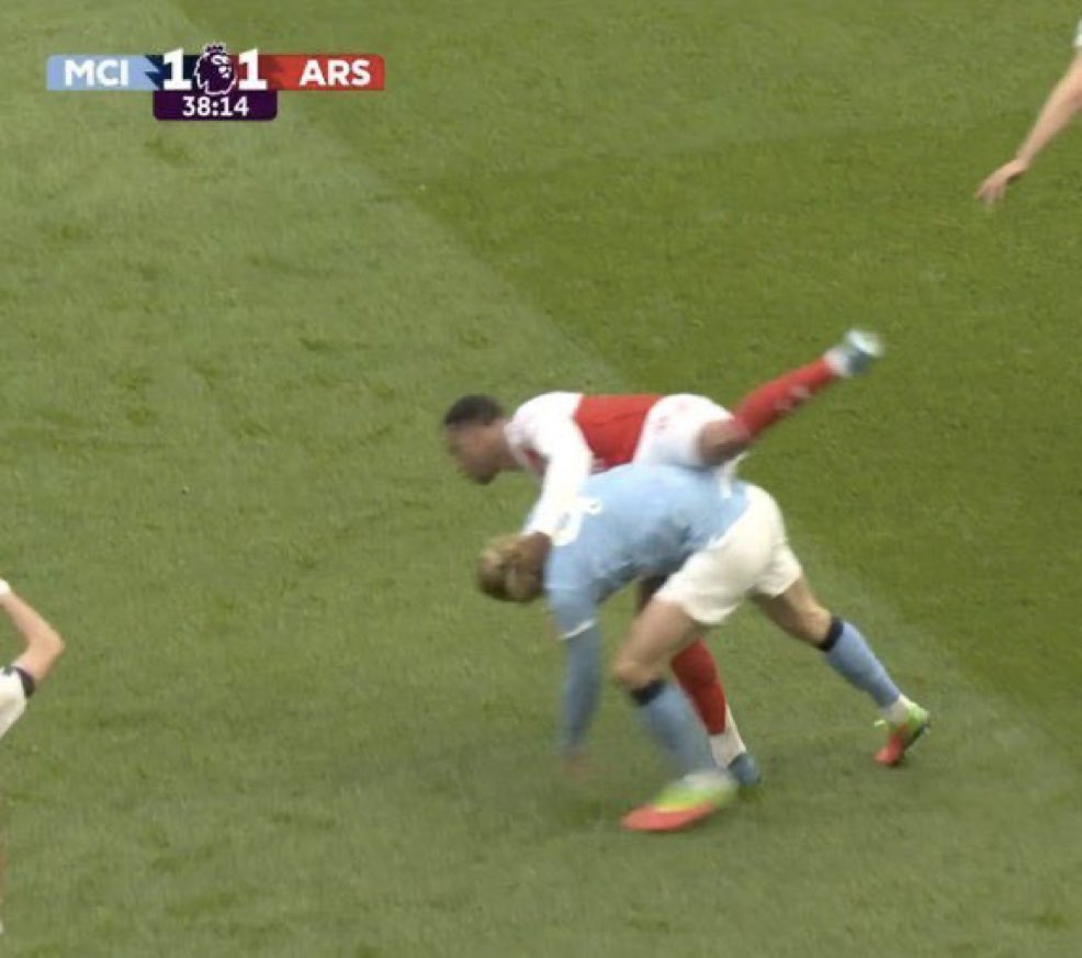 Robbsindra_12's tweet photo. @DY1356219761 @Hesketh_CW @CarlBovis_AFC @PGMOL_FA Is this not a red card like the one done by Lisandro Martinez? https://t.co/1duykZzGqW