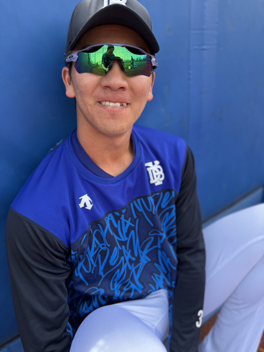 お気に入りのサングラスを身につけ、うれしそうな #篠木健太郎 選手