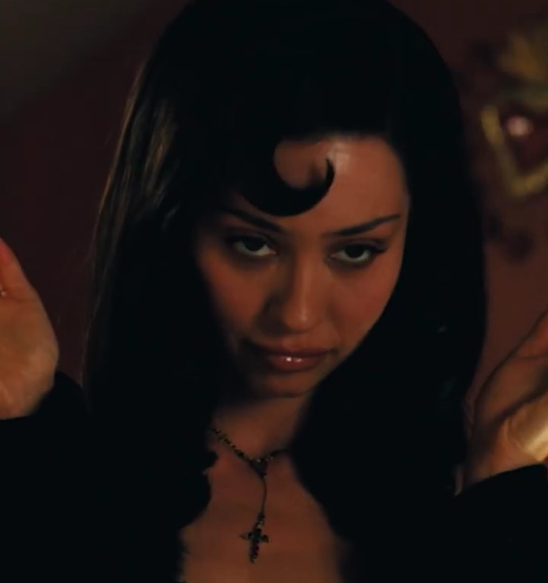 dayabennetts's tweet photo. so fab she's allowed to be a little evil https://t.co/FNShb0Wl8X