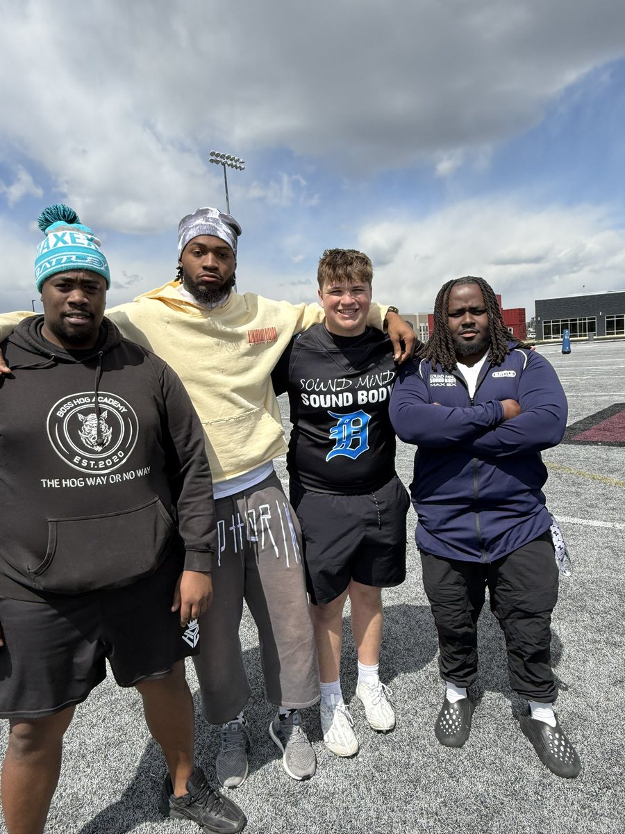 CDienes2027's tweet photo. Was at the national 5v5 competition, The Throwdown in Motown, with @smsbacademy. Had a great time competing and ended up taking the dub!

@MarcSutherland_ @Coachvon05 @BossHogAcad @DaBossHog_ @CoachBlackwell_ @18bstank @AshtonAikens @DCDS_FB @MIexposure @ScoutTyGraham @PrepRedzoneMI