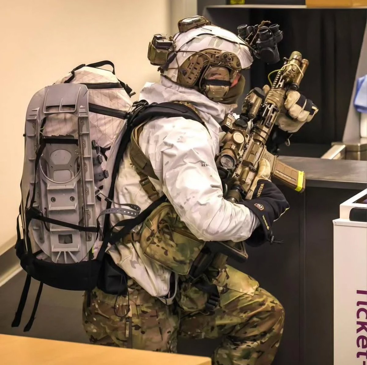 Operator from Charlie Company of 40 Commando Royal Marines during Cold Response 2026 in Norway. 🇬🇧 🇳🇴

40 Cdo is an elite, rapid reaction light infantry unit specializing in amphibious, arctic, and mountain warfare.