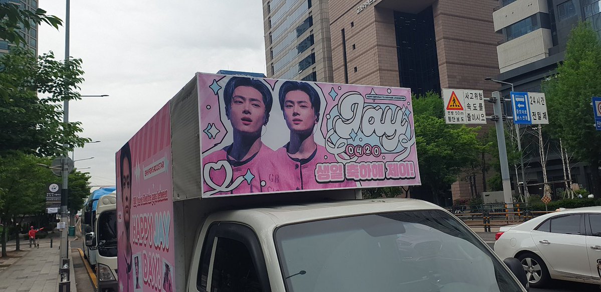 BLUEJAYS_CO's tweet image. ENGENEs &amp;amp; BLUEJAYs 💙

Our most awaited time of the year is finally here—happy birthday to #ENHYPEN_JAY! 🎉

We’ve received updates from the truck company regarding today’s birthday truck support. The truck will be stationed in front of HYBE from 10:00 to 18:00 KST.

If you