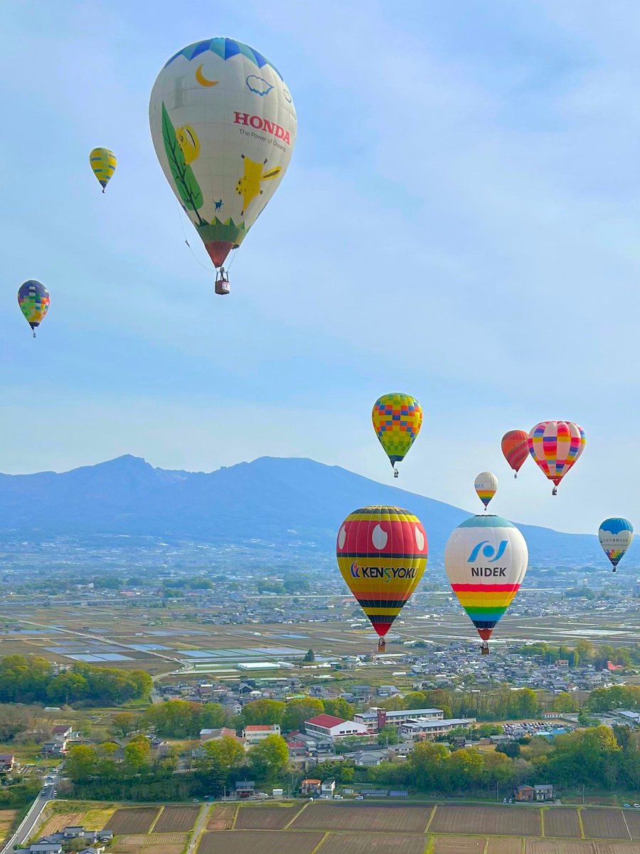 HondaBalloonGp's tweet photo. ／
GWは #熱気球ホンダグランプリ 🎈
＼

お出かけを計画中の方へ！
広い空を舞う熱気球の大会はいかがですか？

実は目的地にいかに近づけるか
 エリア内でどれだけ長い距離を飛行できたかなど
風をよみ、風に乗って競う競技なんです🔥

GWは長野県佐久市へ✨

🔻詳細
https://t.co/Y445pHBwdF https://t.co/qHBpDxi2b7