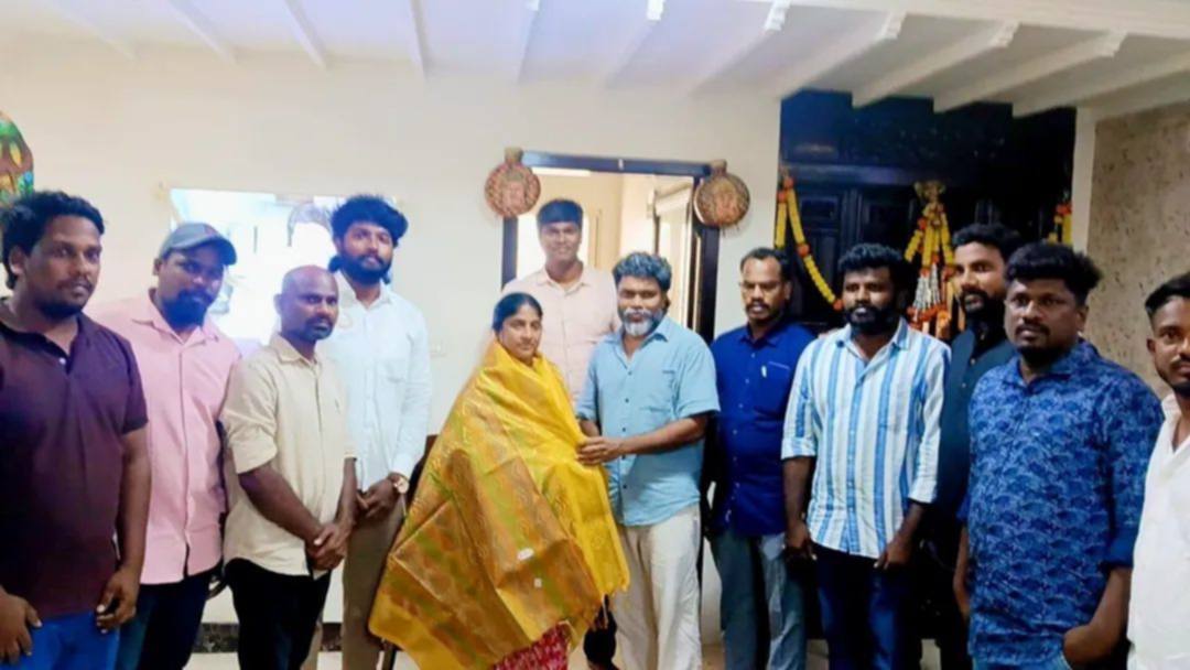 Neelam_Culture's tweet photo. திருவிக தொகுதியின் வெற்றி வேட்பாளர் திருமதி பொற்கொடி ஆம்ஸ்ட்ராங் அவர்களை நேரில் சந்தித்து நீலம் பண்பாட்டு மையம் நிறுவனர், இயக்குனர் பா.இரஞ்சித் @beemji தனது ஆதரவையும், வெற்றி பெற வாழ்த்துகளையும் தெரிவித்தார்! #Jaibhim https://t.co/sf7kiY4Wr4