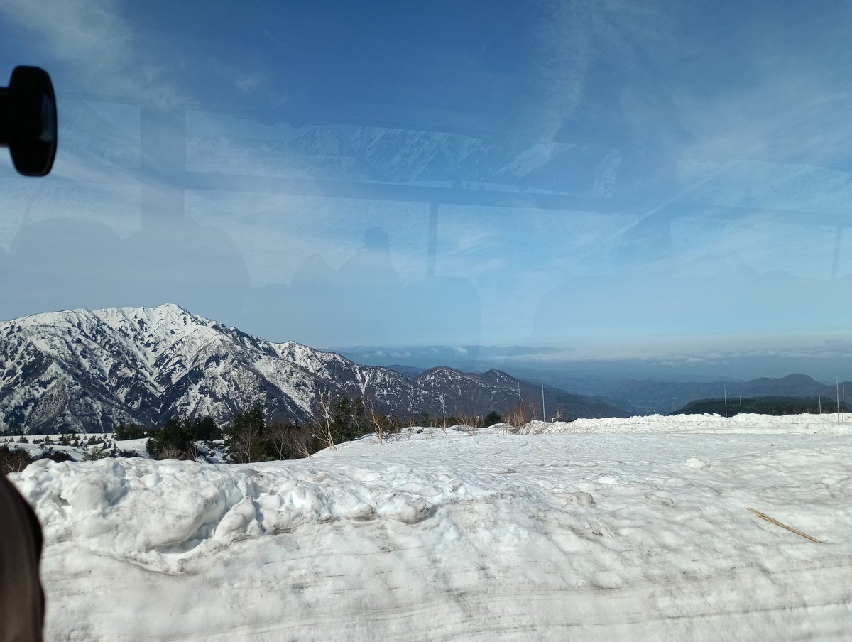 komekomesmc's tweet photo. 富山から立山黒部アルペンルートへ。
圧巻の立山連峰。最高12メールの雪の大谷。
人ひとヒトではあったけれど、無事信濃側まで到着。

やっぱいいなぁ立山連峰💕 https://t.co/HRxCbKjphf