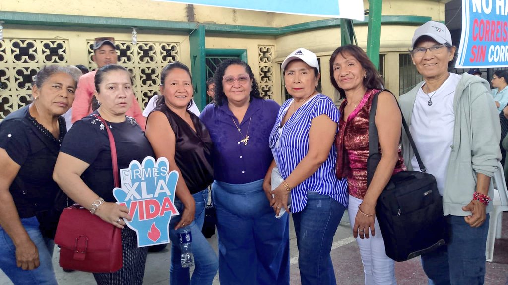 MonicaBritoRC's tweet photo. Una fiesta de democracia interna vivimos hoy los militantes de la @RC5Oficial del cantón Guayaquil.

Nos convocamos a un proceso de debate sobre 6 ejes temáticos acordados en la Convención Nacional que son la guía ideológica y programática para la organización y la acción política territorial. Además se realizó, con papeletas en físico y con urna cerrada, la nominación de perfiles políticos para la nueva Directiva Provincial del Guayas.

La #RevoluciónCiudadana sienta un precedente en el quehacer institucional de los partidos políticos: la democracia interna en la reestructuración de directivas es posible y debe aplicarse, sin reparos, sin temor, como mecanismo de fortalecimiento de las organizaciones políticas. 

Los equipos a cargo de la conducción de las Asambleas en cada cantón y hoy en Guayaquil, dan cuenta del compromiso militante de todos los Distritos y de los Colectivos Políticos que conforman la estructura del Movimiento RC5. Todos tenemos claro que cuando hay un objetivo en común es posible trabajar en unidad y con absoluto compañerismo.

Reconocemos y respaldamos el liderazgo de @SofiaEspinRC, quien con firmeza y amplio sentido de unidad está garantizado que cada Asamblea Cantonal fortalezca nuestra identidad revolucionaria.

Agradezco infinitamente cada una de las nominaciones de mis compañeros y compañeras, hermanos y hermanas de lucha de los Distritos de Guayaquil. Su apoyo y confianza es un llamado a revisar cada día mi accionar político y que cada paso que dé, cada frase que exprese, sea el reflejo de lo que debe ser una MUJER REVOLUCIONARIA.

Insisto, más allá de los resultados de este proceso de conformación de la Directiva Provincial de Guayas, siento la satisfacción del deber cumplido en estas casi dos décadas de militancia revolucionaria y la tranquilidad de saber que siempre he caminado junto a ustedes las batallas más duras que nos ha tocado librar, sosteniéndonos como compañeros militantes.

Gracias por cada palabra generosa. Gracias mil por el apoyo a esta servidora, militante por la verdad, la justicia, la dignidad y la vida.  

#SomosResistencia 
#SomosRC5

@MashiRafael
@GabrielaEsPais
@RicardoPatinoEC
@PaolaPabonC
@JahirenNoriega
@VickyDesintonio
@PaolaCabezasC
@MagdaRoblesL
@lindabravoec 
@fabianespin 
@YITZAKESPINEL
@LuisCubillosGye 
@yimmyguerreroc
@CamiloChico1 
@PedroBaquerizoM 
@cz_lucia
@alessia_gomezqq
@Pea2Bertha 
@amalia_mor69089 
@mejia_plu 
@revdelSUR 
@RC5jovgyed3 
@RC5CoordBasesD2 
@Frente26 
@ComunessE 
@D3_CENTRALGARAY