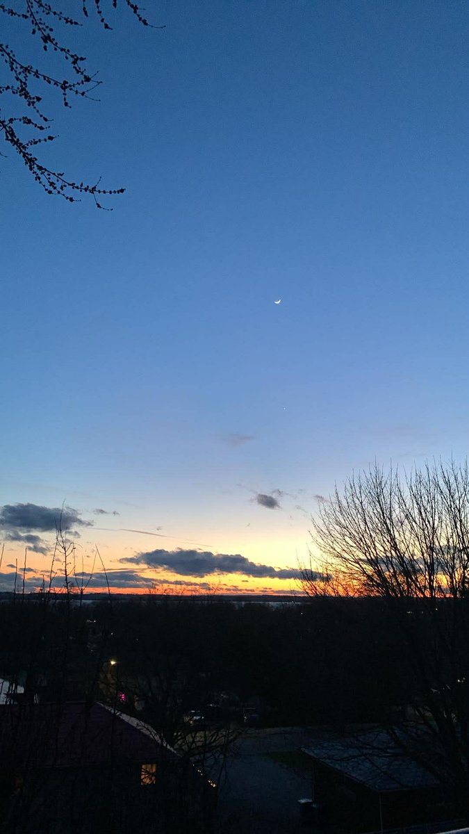 LynneMcbri8140's tweet image. Can see a little slice of the moon tonight… #sunday #dusk #keswick
