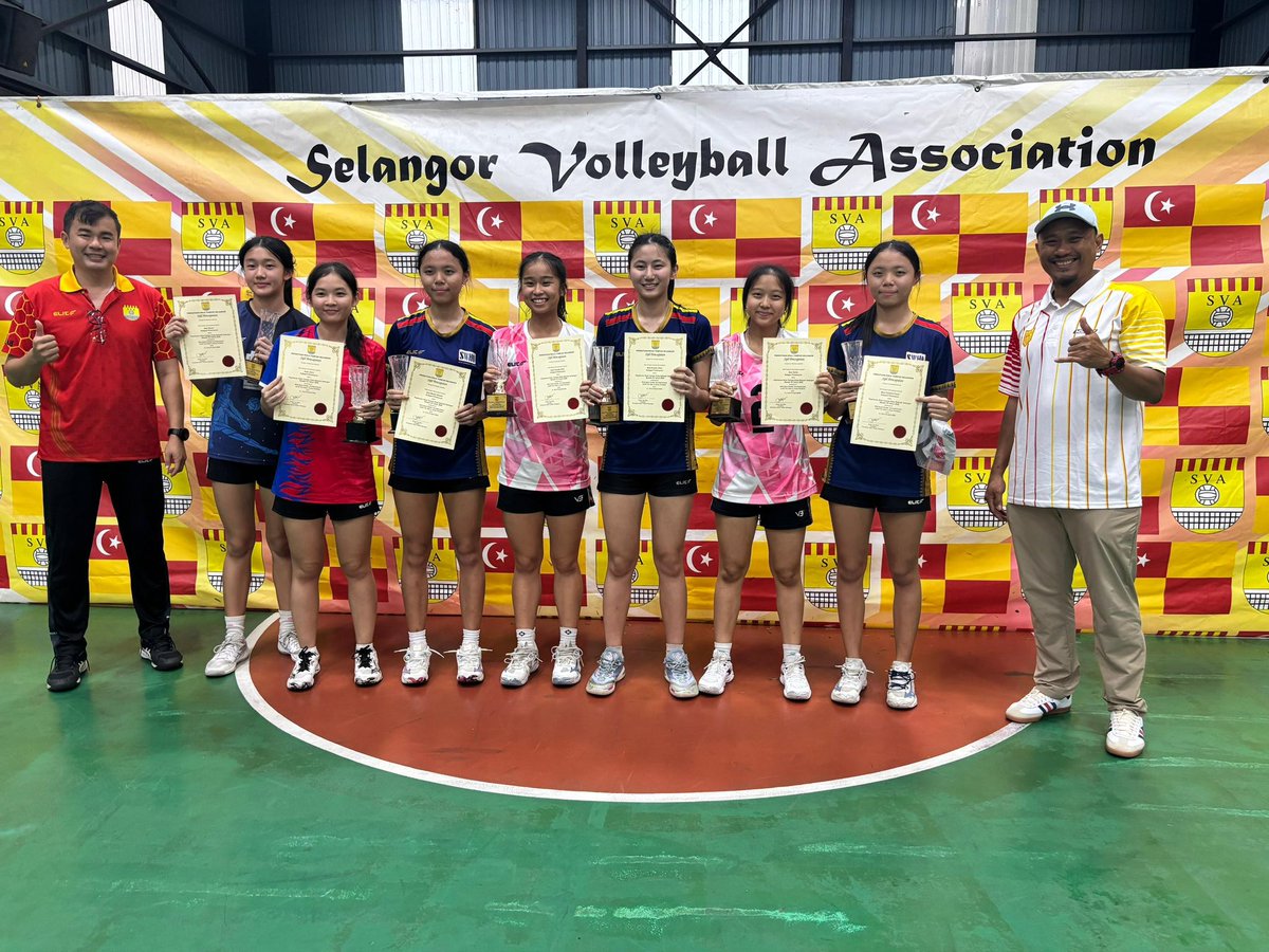 MSNSelangor's tweet photo. Encik Muhamad Azri bin Mohd Ramli, Penolong Pengarah Bahagian Pembangunan Sukan MSNS mewakili Pengarah Eksekutif MSNS bagi menyempurnakan Majlis Penutup dan Penyampaian Hadiah Kejohanan Bola Tampar Sekolah B-18 Tahun Selangor 2026.

#MSNSelangor #MSNS
#GenerasiMasaDepanSelangor https://t.co/hPUTGMWs5M