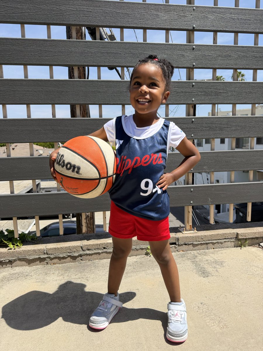 gemsinthegym's tweet photo. As a top scout for over three decades, I can spot talent with ease.
Of all the ballers I saw this weekend, this beauty is easily the Number 1 prospect in the class of 2044 or whatever she is😂😂😂😂😂
#babygirl #justhavingfun #gemsinthegym #loveandbasketball https://t.co/fIVVDEJYli
