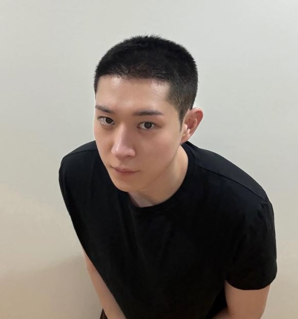 김영대 오늘(20일) 군입대…"잘 다녀오겠습니다" [소셜in]
#김영대 #배우 #군입대 #군복무 #SNS #iMBC연예

배우 김영대가 군에 입대한다.

20일 김영대는 자신의 SNS에 "잘 다녀오겠습니다"라는 글과 함께 사진 여러 장을 게재했다.

공개된 사진 속 김영대는 짧게 자른 밤톨머리 헤어스타일로