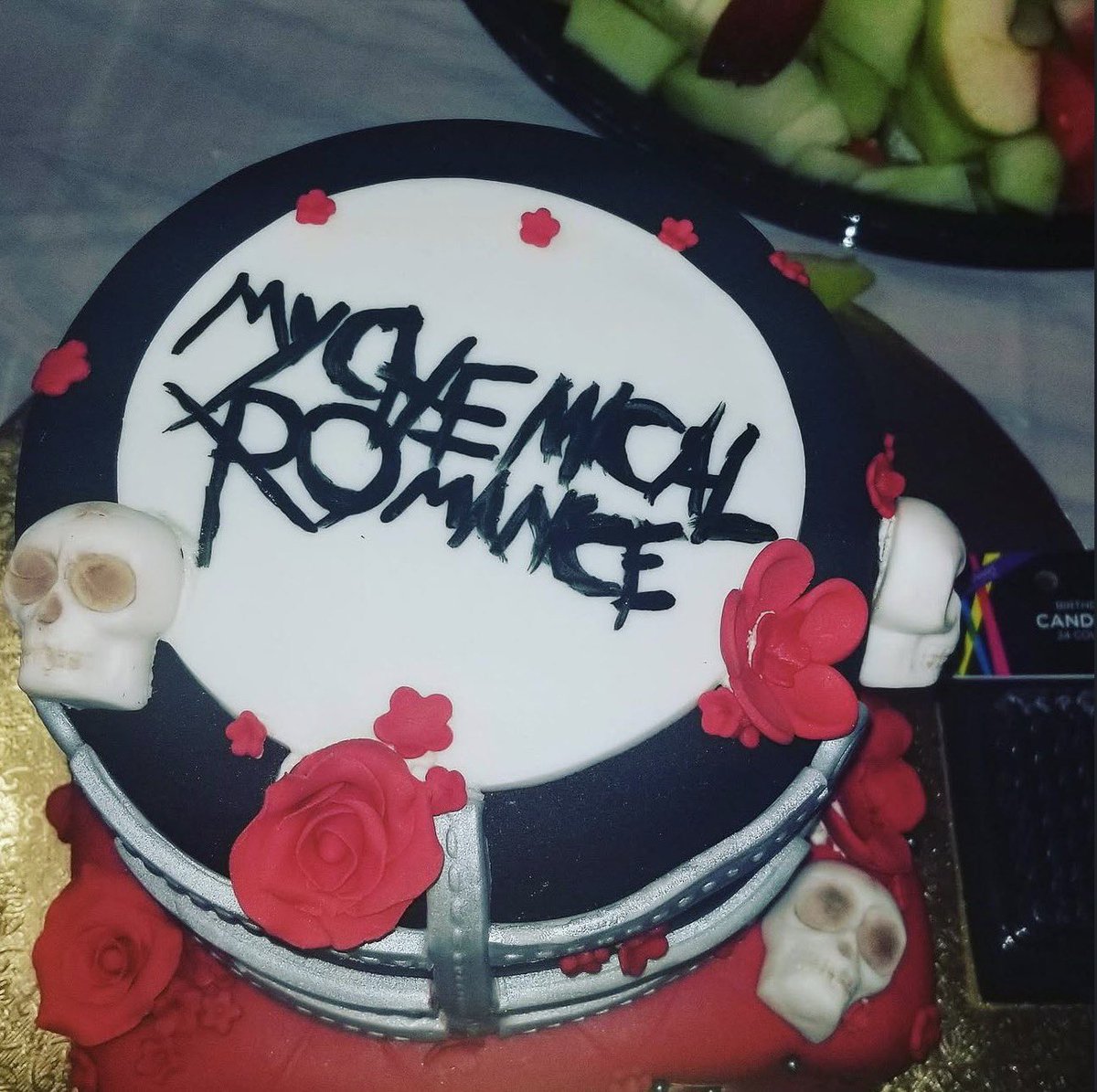 capableofluv's tweet image. pinkpantheress’s bday cake in 2021 vs 2026 😭🖤