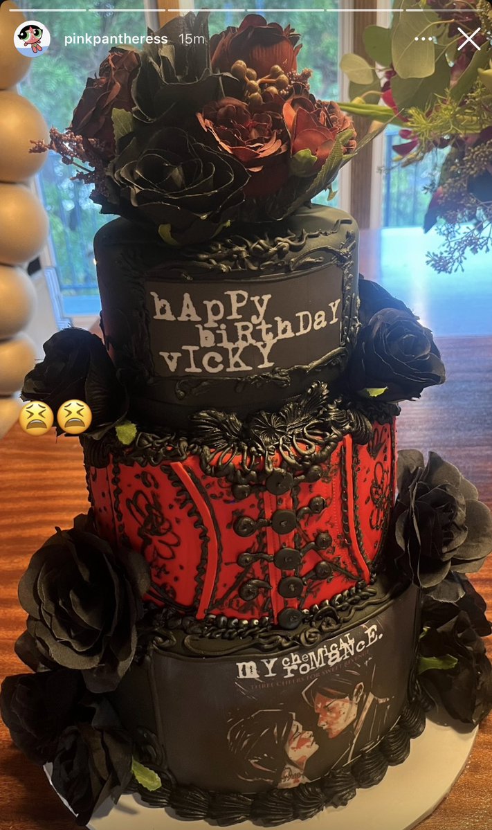 capableofluv's tweet image. pinkpantheress’s bday cake in 2021 vs 2026 😭🖤