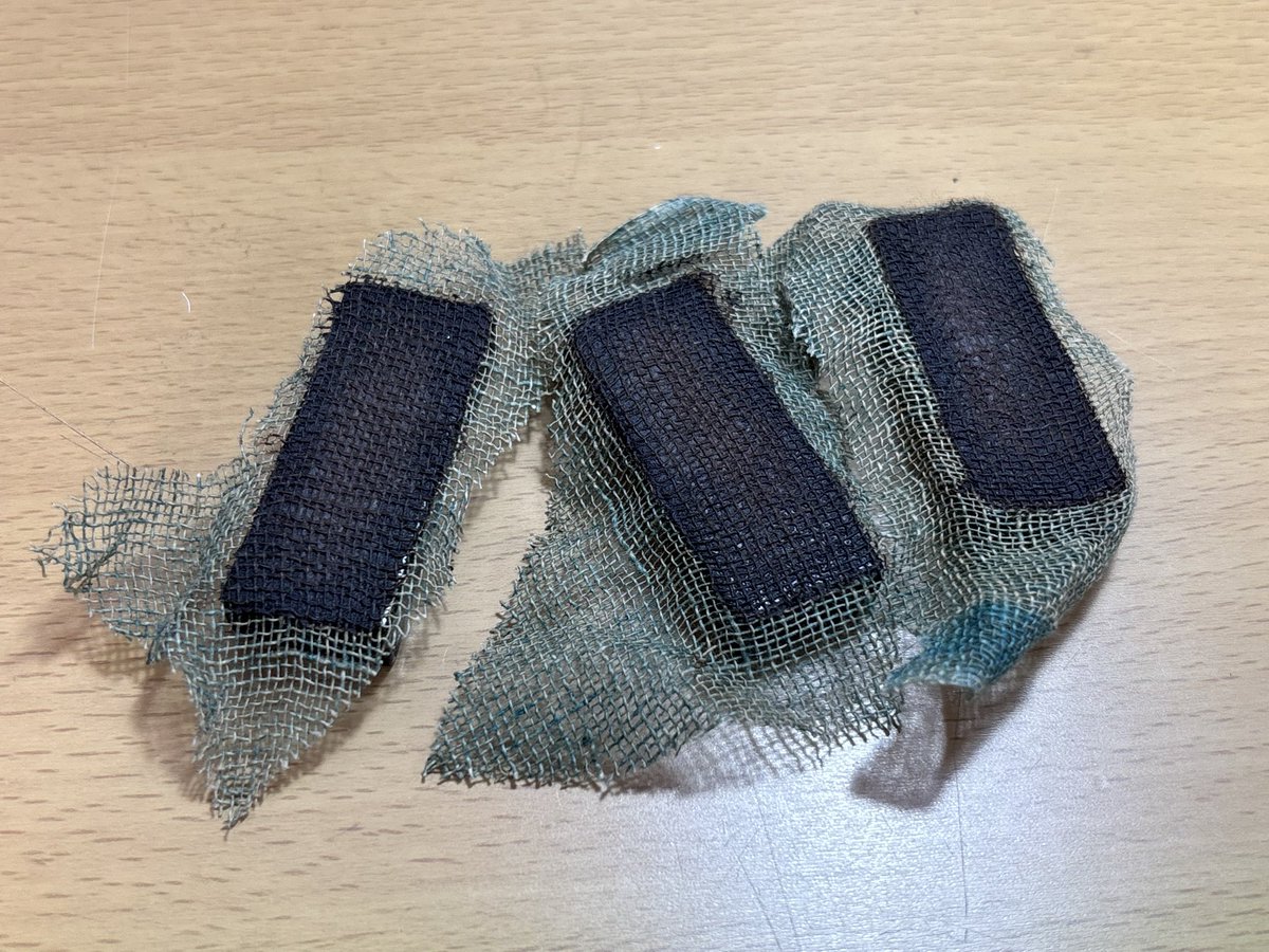 おはようございます☀️
めちゃくちゃいい天気です！
今日は箸置きの裏面の布目作業からスタート👍👍👍
久々の1日作業なのでやりたいことがいっぱいです✨

 #漆 
 #箸置き 
 #urusi