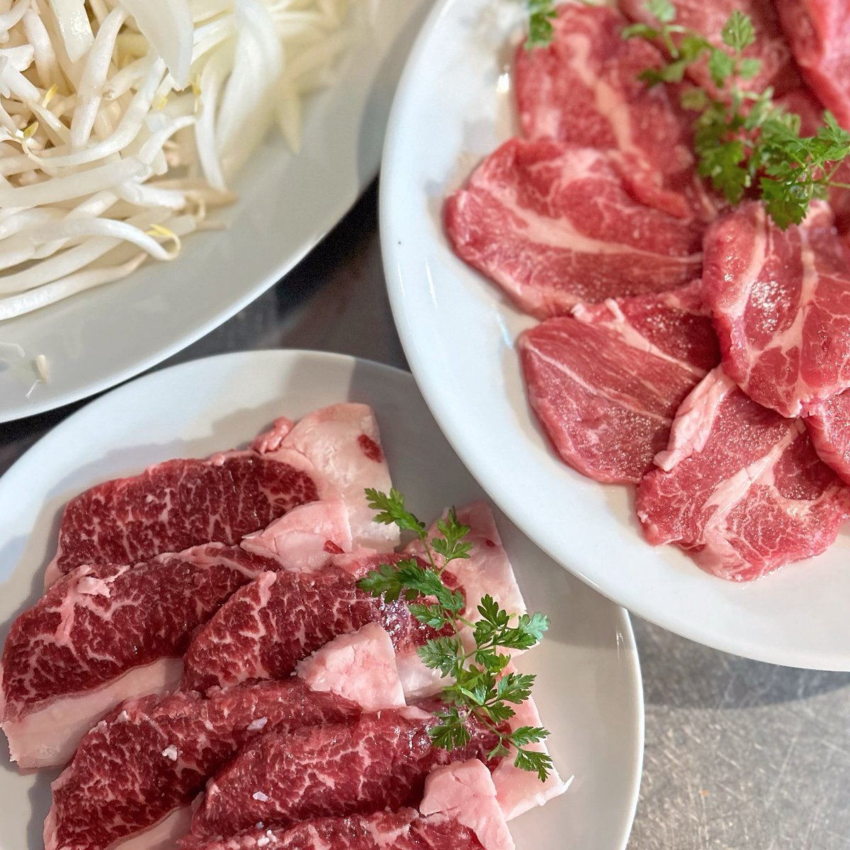 balFUJIYAMA's tweet image. こんにちは😃
1週間スタート！！
GWまで後少し、ご予定はお決まりですか？？
GWのご予約はお早めにー！

今日もサガリやラムタン入荷中‼️数量限定です！
詳しくはスタッフまで🐏

本日も新鮮で美味しいお肉用意してお待ちしてます！！