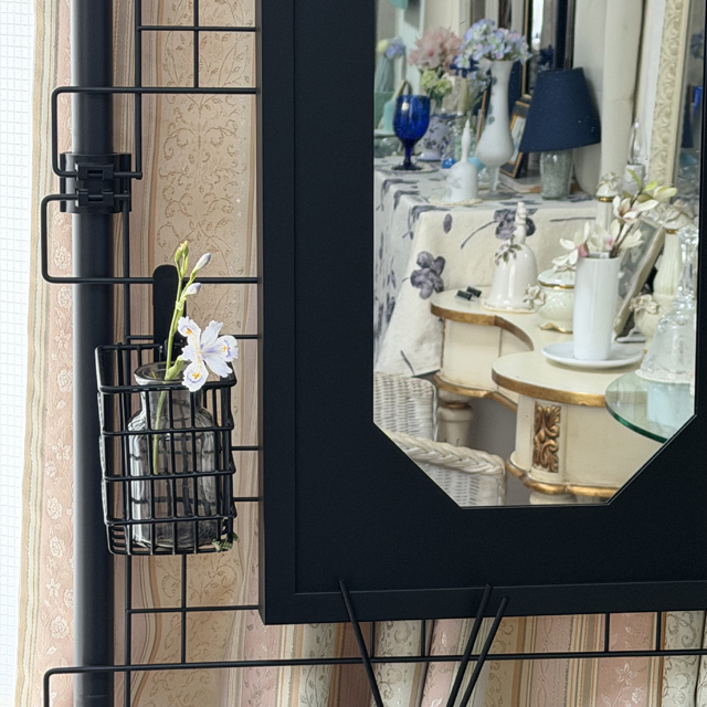 インテリア仏壇「鏡壇ミラリエ」「鏡壇ミロワ」に今日（4/20）の誕生花の「シャガ（射干／著莪）」 を飾ってみました。
#シャガ
#射干
#著莪
#ミラリエ
#ミロワ
#グレイスプレイス
#花のある暮らし
#仏壇
#SGI仏壇
#創価学会仏壇
#壁掛仏壇
#インテリア仏壇
#ミラー仏壇