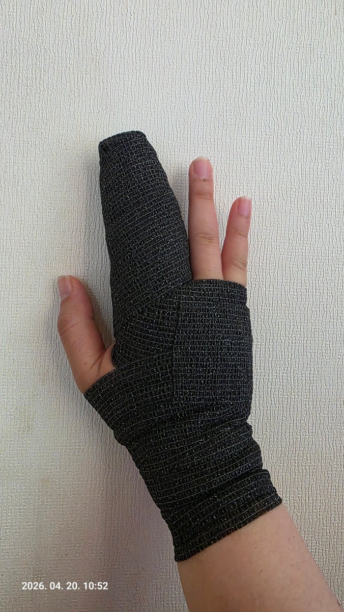 거의 일주일 쉬고 출근하려고
때 잘타는 흰색 붕대 벗기고
검은색 붕대로 바꿔낌...
출근하기싫다...