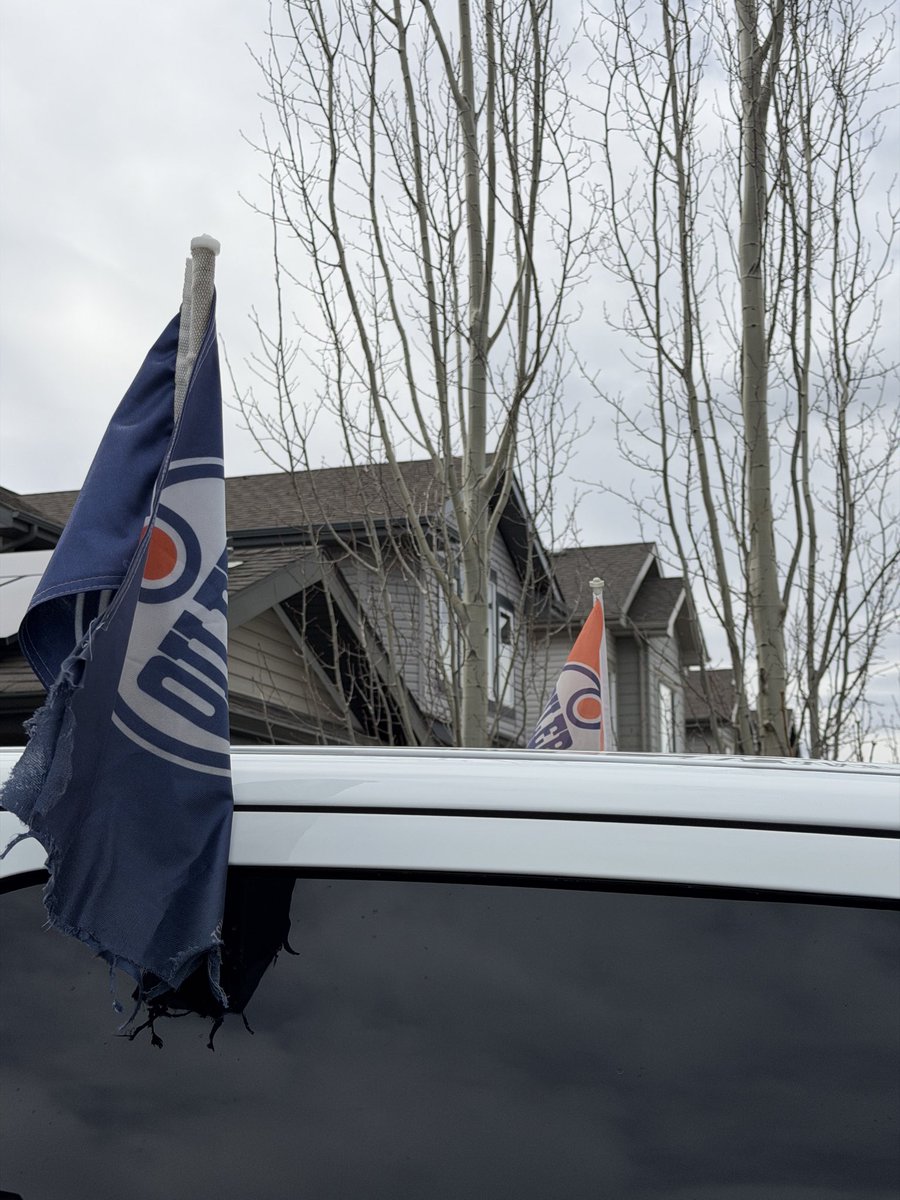 tibbertheman's tweet photo. Hardly any flags out there, Cmon oiler fans!!! 

#LetsGoOilers https://t.co/Y7IE9KZubc