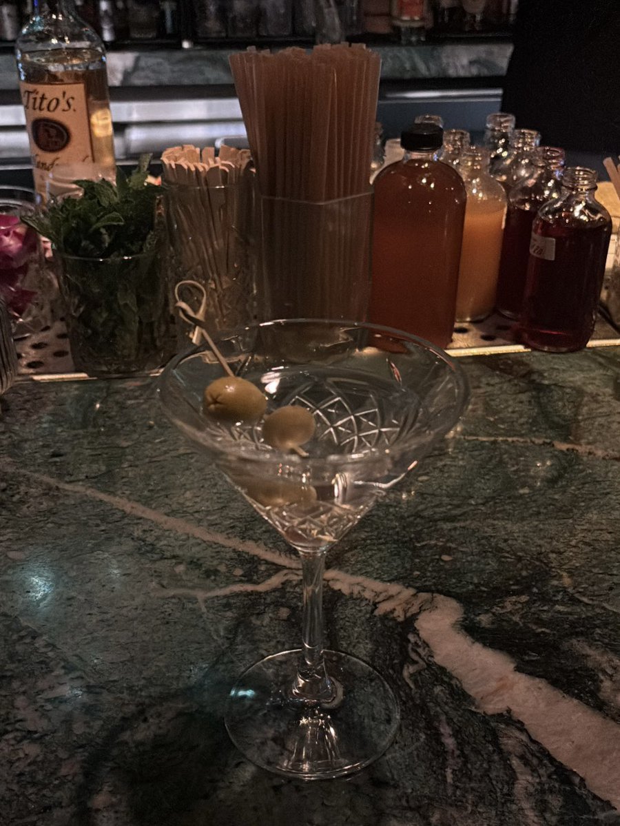 kalebcharrison's tweet image. the room already knows.

#mensstyle #classy #elegant #luxurylifestyle #fashion