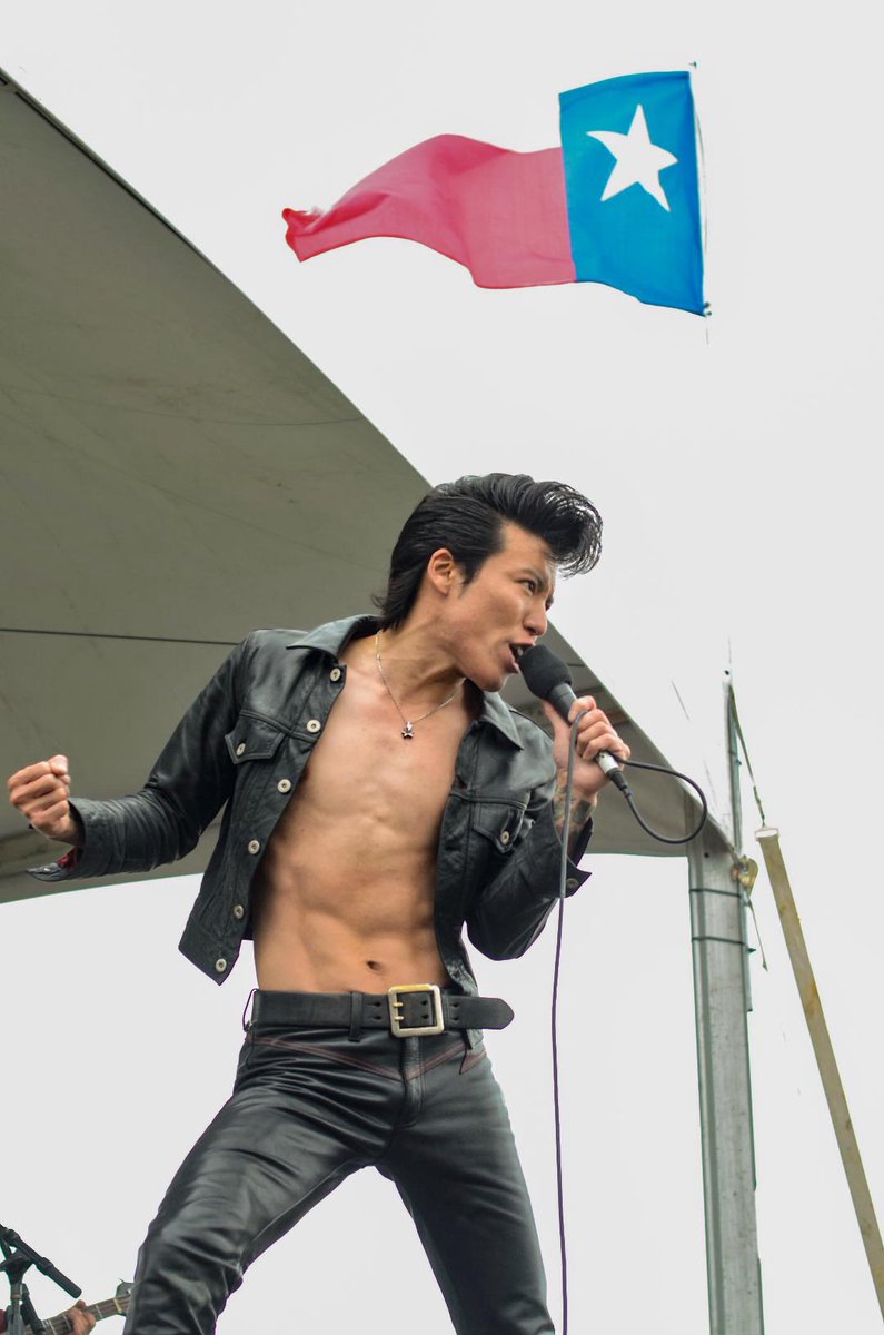 LONE STAR ROUND UP!! 
Performing under the Lone Star flag! 

二日で5万人の来場者、そして5千台のアメ車が集まるテキサス１のCAR SHOW。沢山の人が今年のベストアクトだと言ってくれて、物販も長蛇の列！ローンスターの旗の下で叫べて光栄でした。ありがとう！