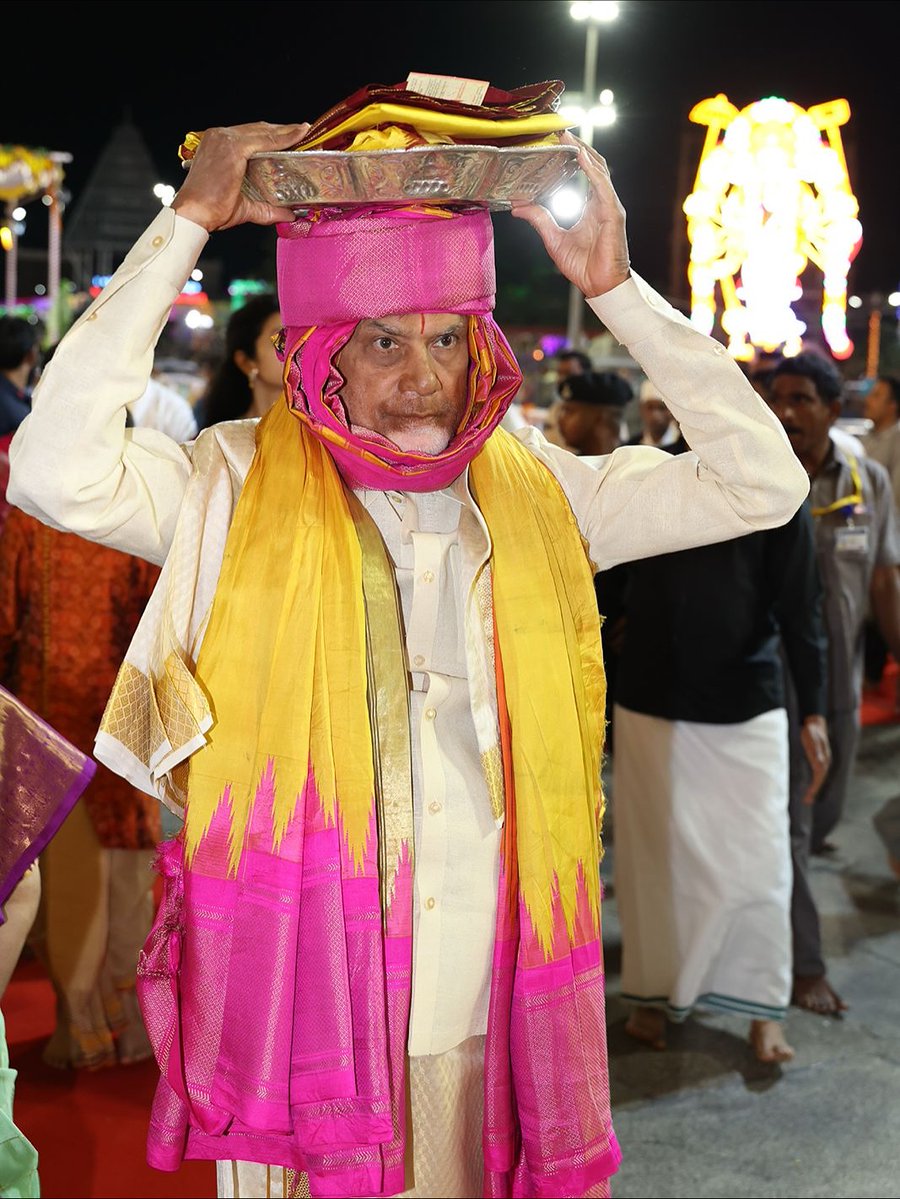 Vishalk807252's tweet image. Happy Birthday to One and Only @ncbn sir

Man blessed by Venkateswara Swamy,The Supreme

Opportunity to Submit Brahmotsava Vastrams for Swamy 20 yrs as CM🥺🙏 

Nothing bigger than this a man can achieve, Truly Blessed Soul🙏 

#HBDOneAndOnlyCBN
#HappyBirthdayCBN
#Visionary