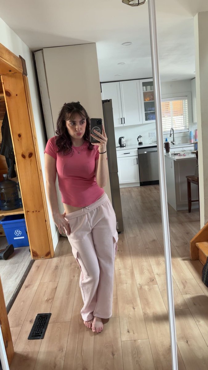 kaylaabrattt's tweet photo. eyes up here loser. 

#finsta #brat #feet https://t.co/5veAa92p5k