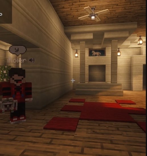 Roier hizo una alfombra con forma de arañaaaa, que cute