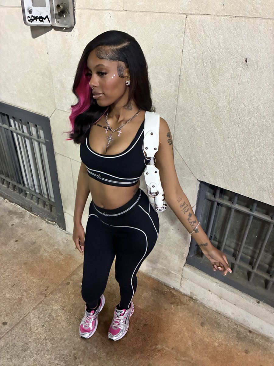 She wanna hang with a bad bitch 🩷